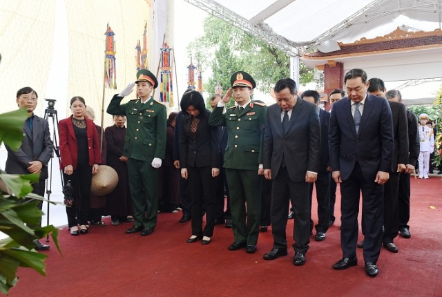 Đồng chí Phùng Thị Hồng Hà dự lễ tang đồng chí Thiếu tướng Nguyễn Hữu Hùng 